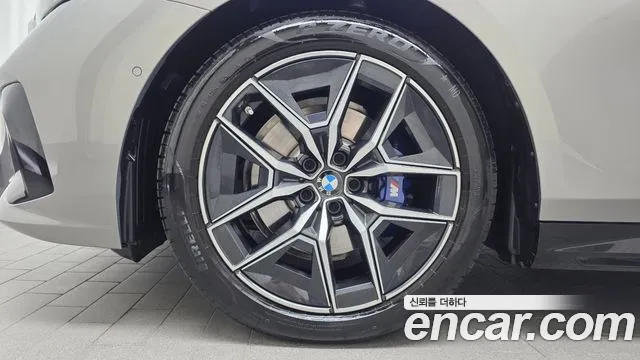 BMW 5-Series 2025 thumb 4