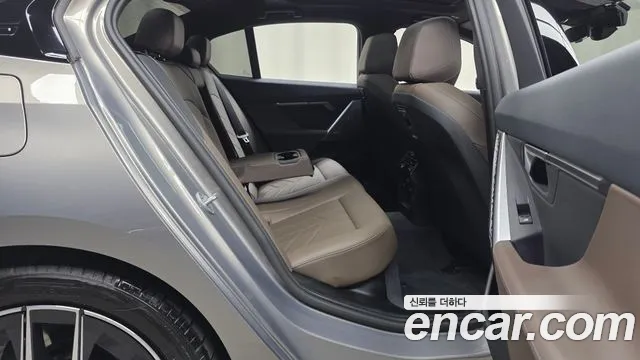 BMW 5-Series 2025 thumb 10