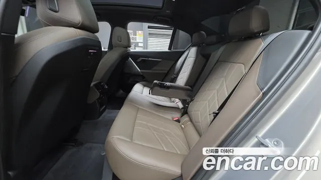 BMW 5-Series 2025 thumb 11