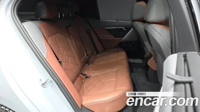 BMW 5-Series 2024 thumb 12
