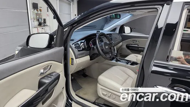 Kia Carnival 2015 thumb 10