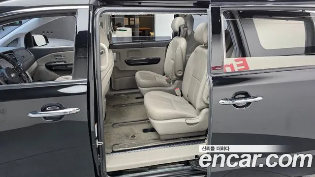 Kia Carnival 2015 thumb 11