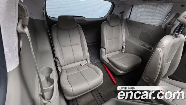 Kia Carnival 2015 thumb 12