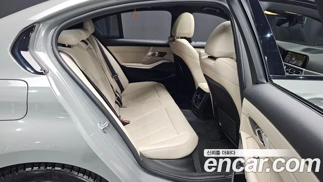 BMW 3-Series 2020 thumb 11