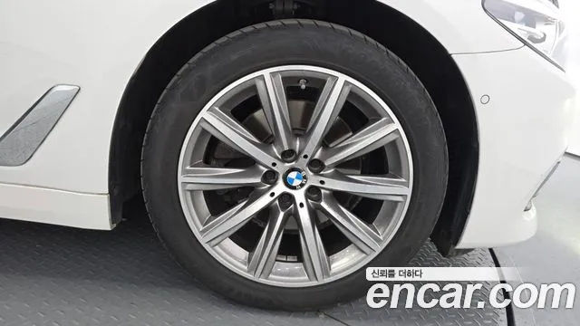 BMW 5-Series 2019 thumb 4