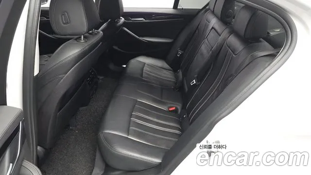 BMW 5-Series 2019 thumb 11