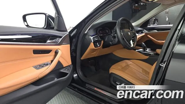 BMW 5-Series 2020 thumb 10