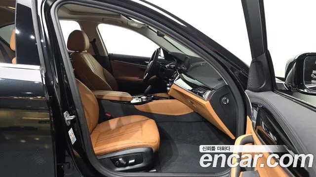 BMW 5-Series 2020 thumb 11