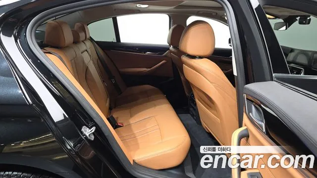 BMW 5-Series 2020 thumb 12