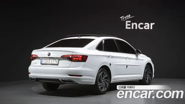 Volkswagen Jetta 2021 thumb 2