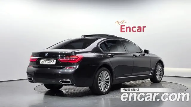 BMW 7-Series 2015 thumb 2