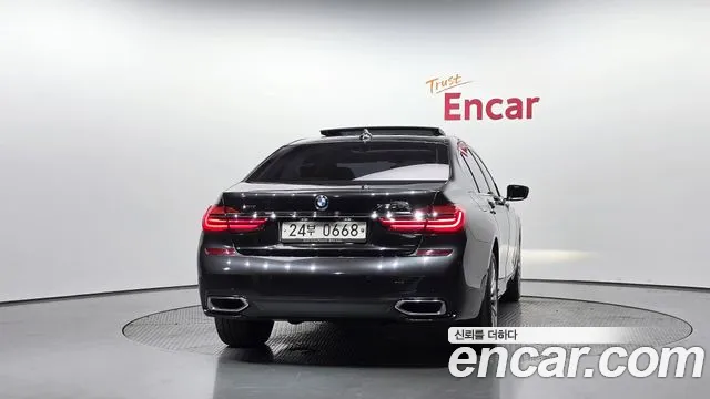 BMW 7-Series 2015 thumb 4