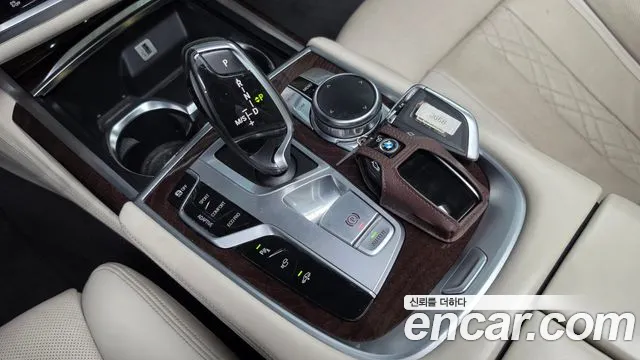 BMW 7-Series 2015 thumb 9
