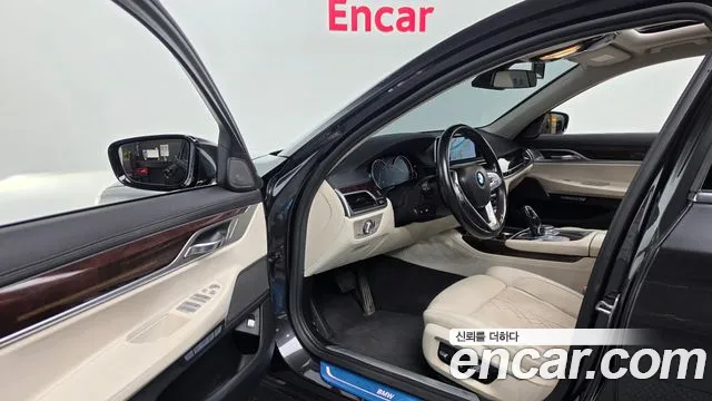BMW 7-Series 2015 thumb 10