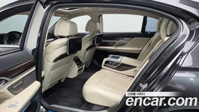 BMW 7-Series 2015 thumb 11