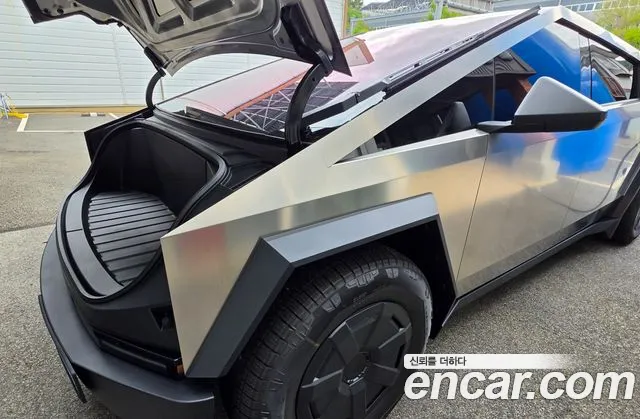 Tesla Cybertruck 2026 thumb 2