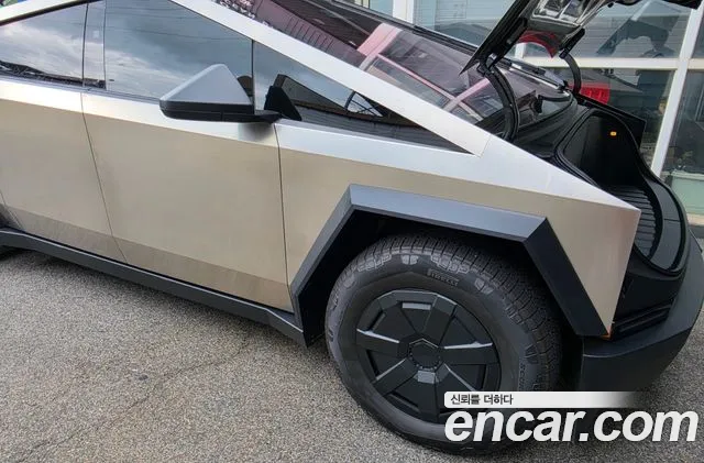 Tesla Cybertruck 2026 thumb 11