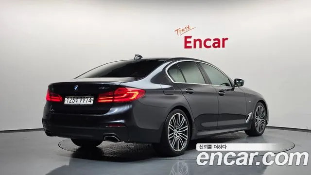 BMW 5-Series 2019 thumb 2