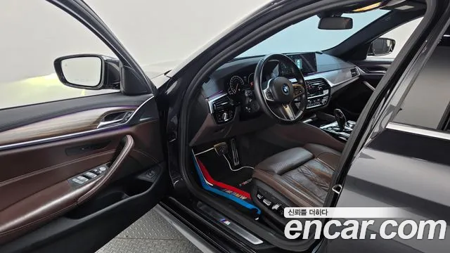 BMW 5-Series 2019 thumb 10