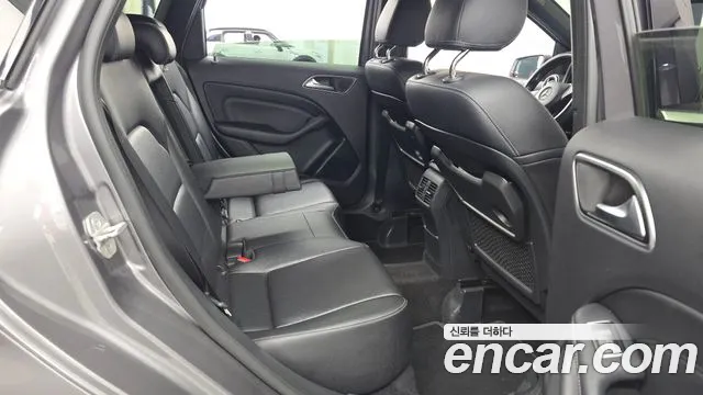 Mercedes-Benz B-Class 2017 thumb 12