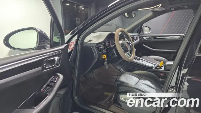 Porsche Macan 2016 thumb 10