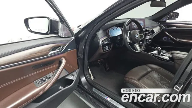 BMW 5-Series 2018 thumb 10