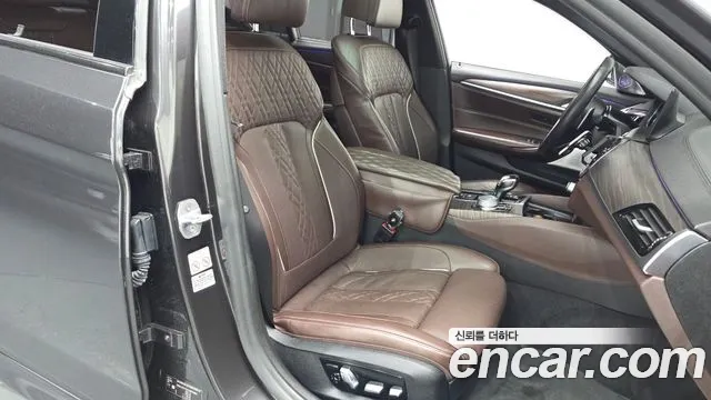 BMW 5-Series 2018 thumb 11
