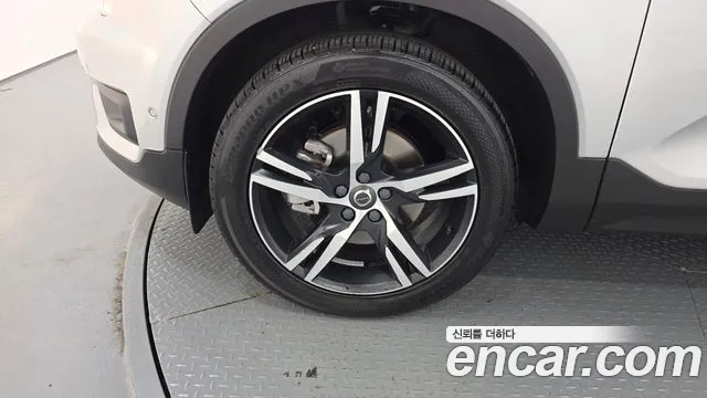 Volvo XC40 2018 thumb 4