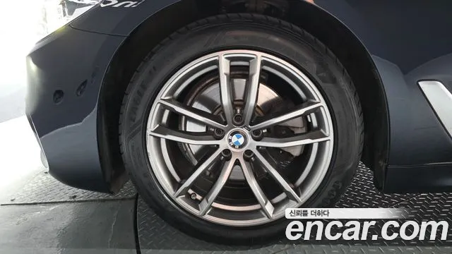 BMW 5-Series 2019 thumb 4