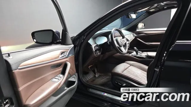 BMW 5-Series 2019 thumb 9