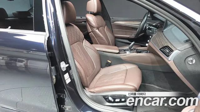 BMW 5-Series 2019 thumb 10