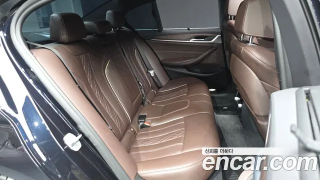 BMW 5-Series 2019 thumb 11