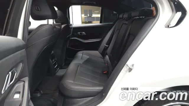 BMW 3-Series 2025 thumb 11