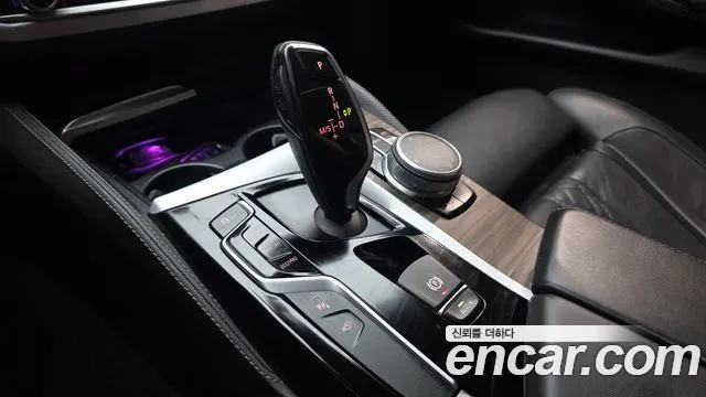 BMW 5-Series 2017 thumb 9