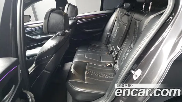 BMW 5-Series 2017 thumb 11