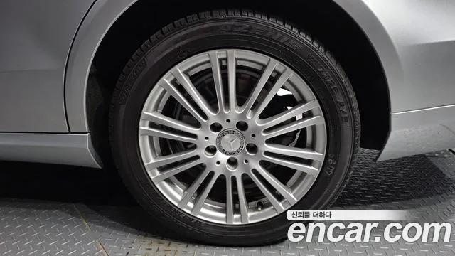 Mercedes-Benz E-Класс 2011 thumb 5