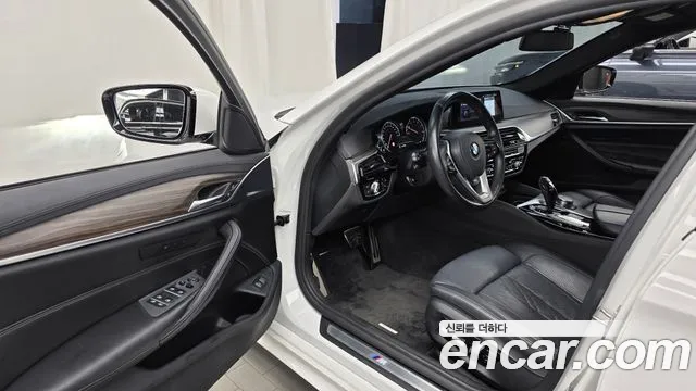 BMW 5-Series 2018 thumb 10