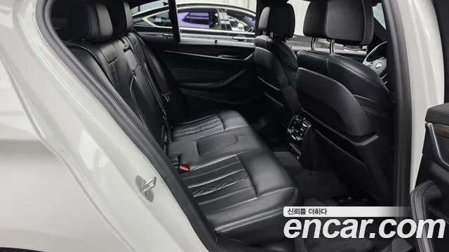 BMW 5-Series 2018 thumb 11