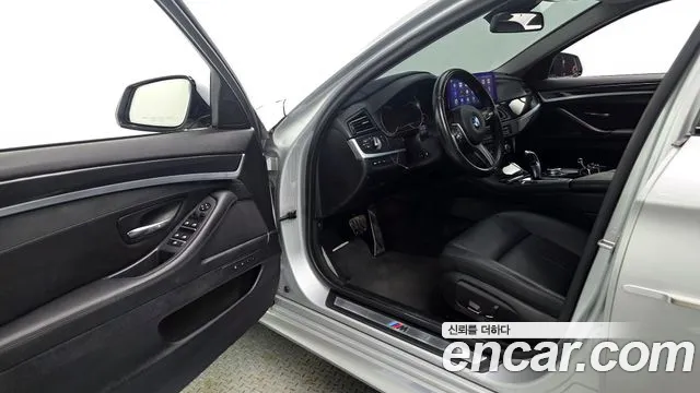 BMW 5-Series 2016 thumb 11