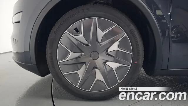 Tesla Model Y 2026 thumb 4