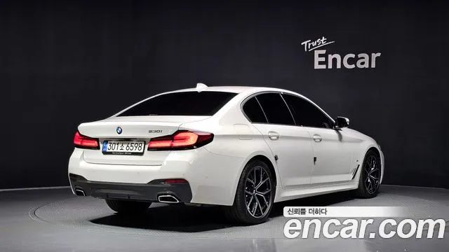 BMW 5-Series 2022 thumb 2
