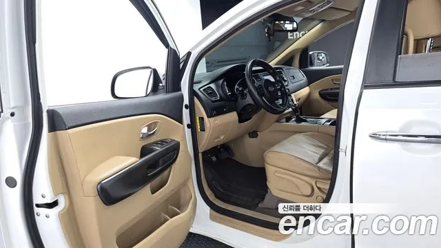 Kia Carnival 2016 thumb 10
