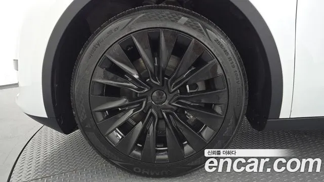 Tesla Model Y 2025 thumb 4