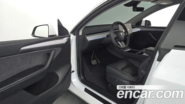 Tesla Model Y 2025 thumb 9