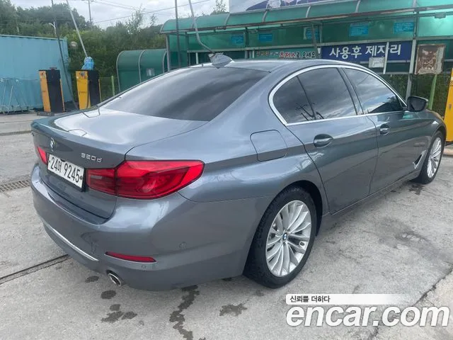 BMW 5-Series 2019 thumb 2