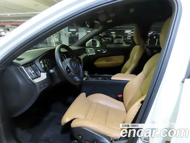 Volvo XC60 2019 thumb 6
