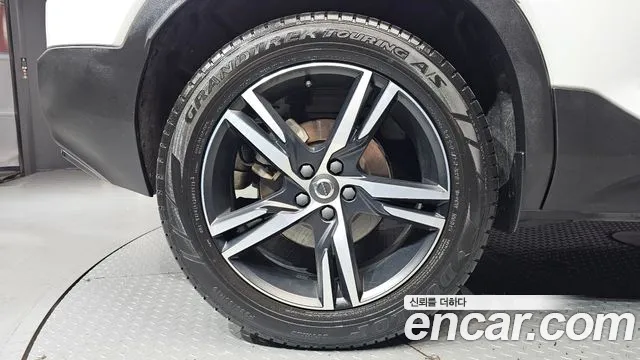 Volvo XC40 2020 thumb 5