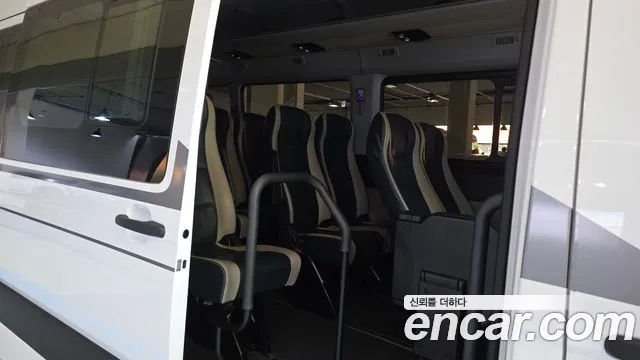 Hyundai Staria 2023 thumb 12