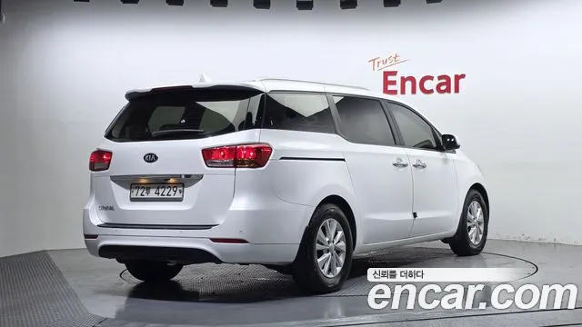 Kia Carnival 2017 thumb 2