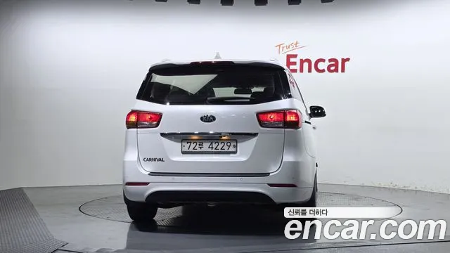 Kia Carnival 2017 thumb 4